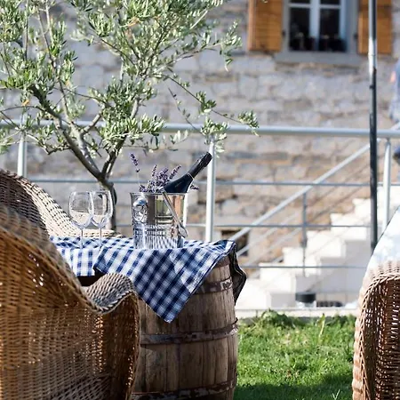 Village Trusa بيت ضيافة